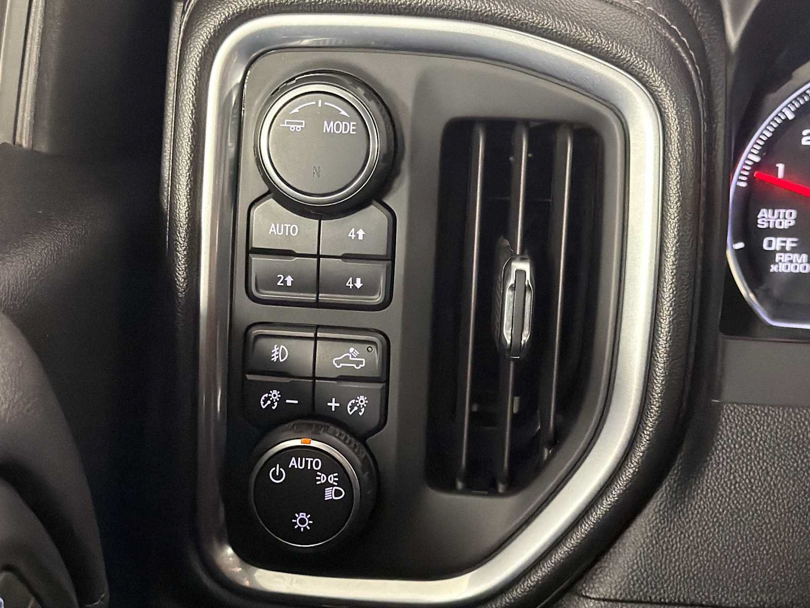 Used 2020 Chevrolet Silverado 1500 RST AWD/4WD image 32