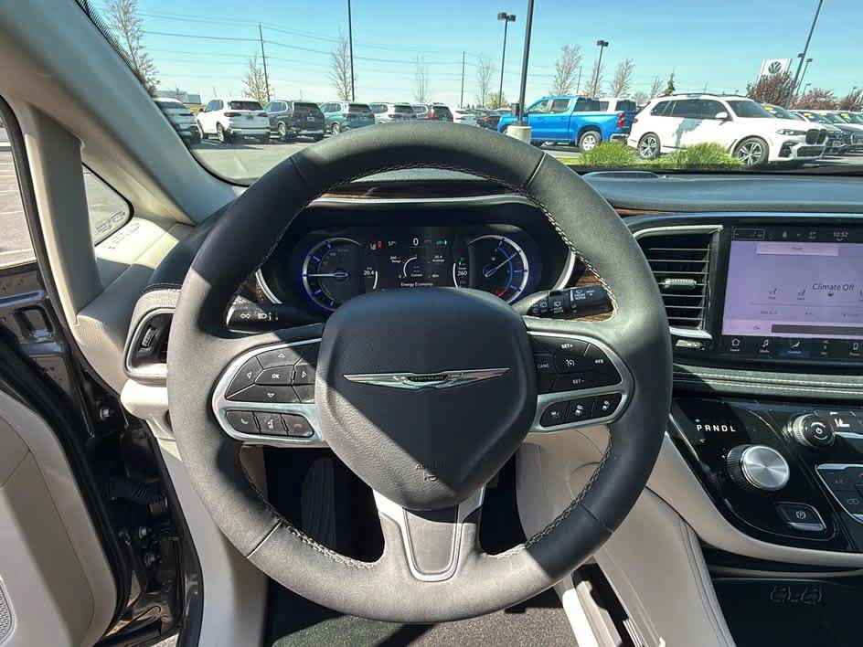 Used 2023 Chrysler Pacifica Limited FWD image 14