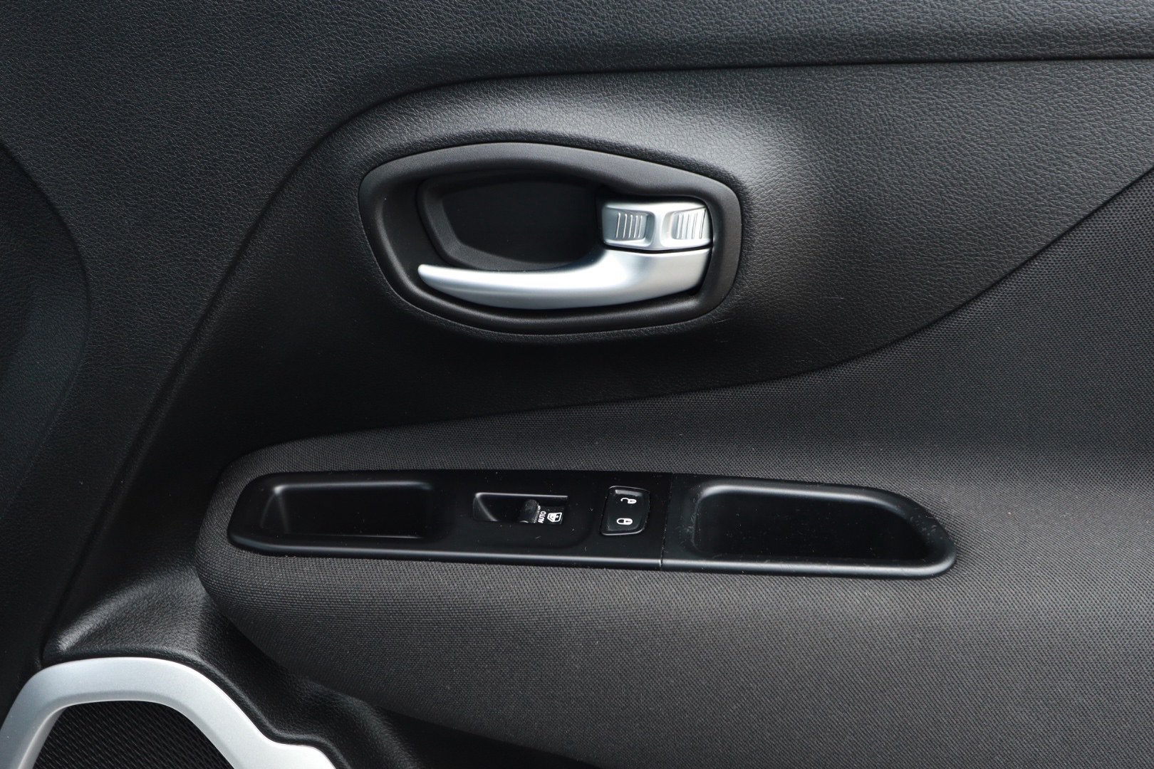 Used 2021 Jeep Renegade Latitude FWD image 30