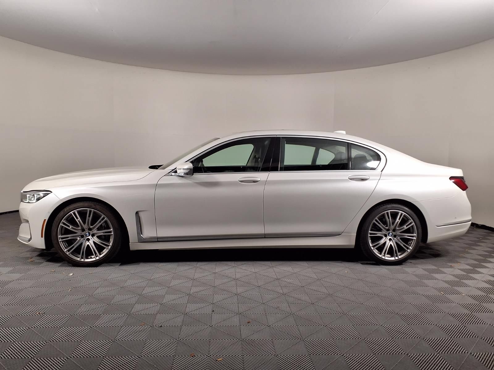 Used 2022 BMW 740i w/ Premium Package RWD image 4