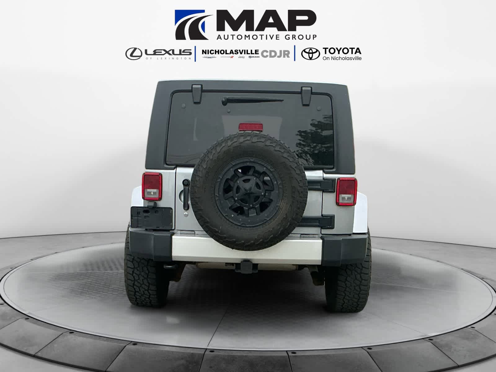 Used 2015 Jeep Wrangler Unlimited Sahara w/ Dual Top Group AWD/4WD image 4