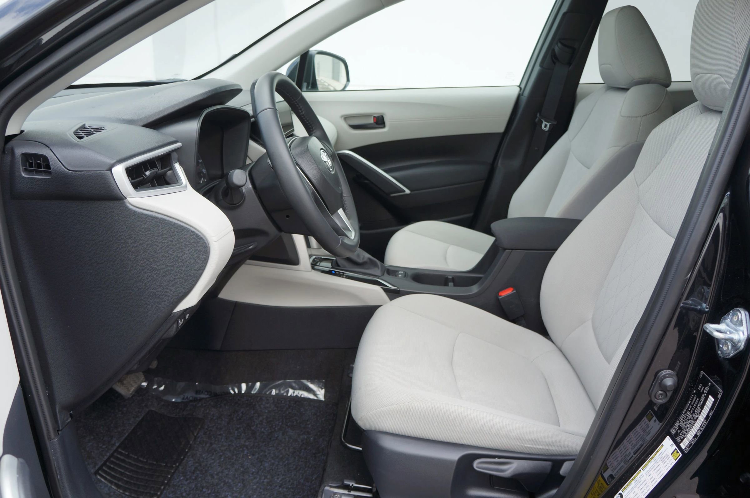 Used 2025 Toyota Corolla Cross LE image 27