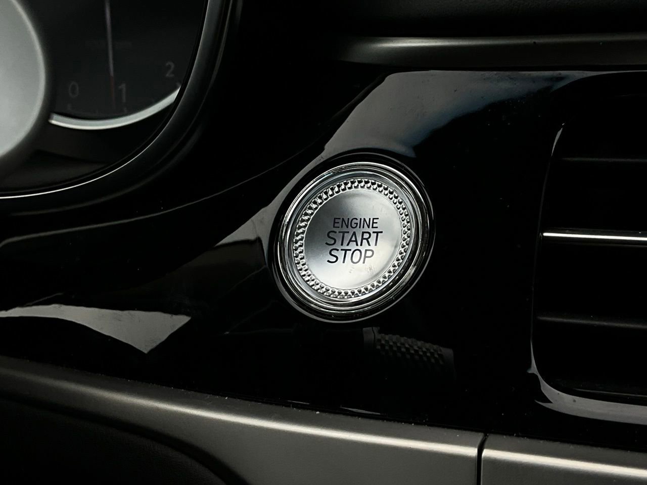 Used 2025 Genesis G70 2.5T image 29