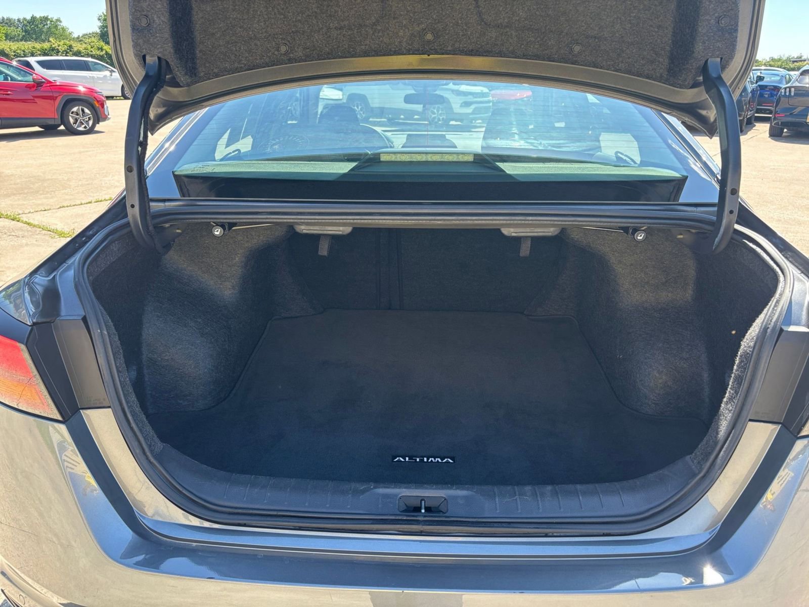 Used 2025 Nissan Altima 2.5 SV FWD image 31