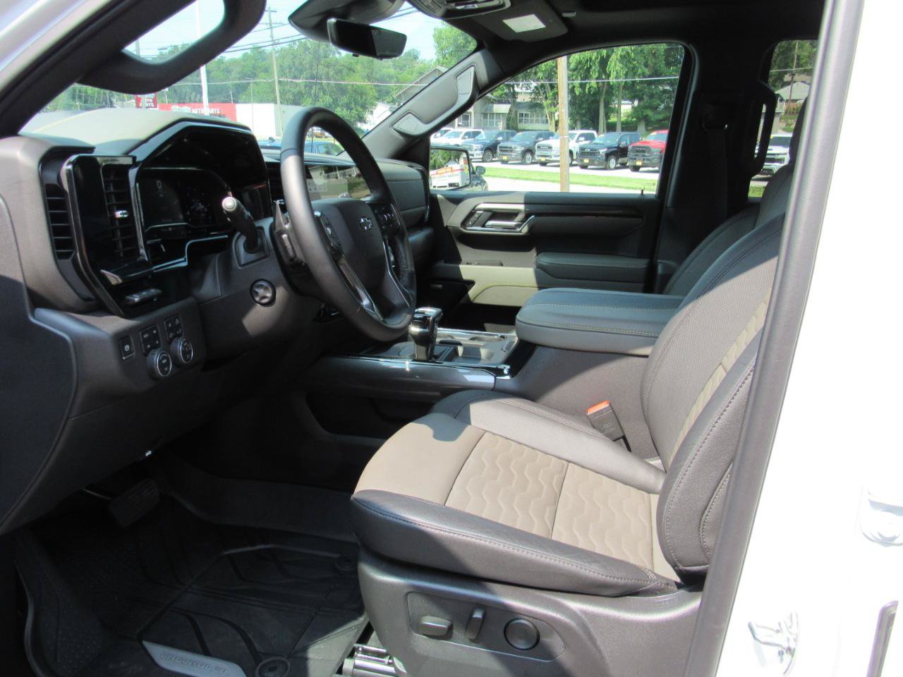 Used 2025 Chevrolet Silverado 1500 ZR2 w/ Technology Package AWD/4WD image 18