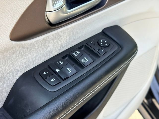 Used 2022 Chrysler Voyager LX FWD image 19