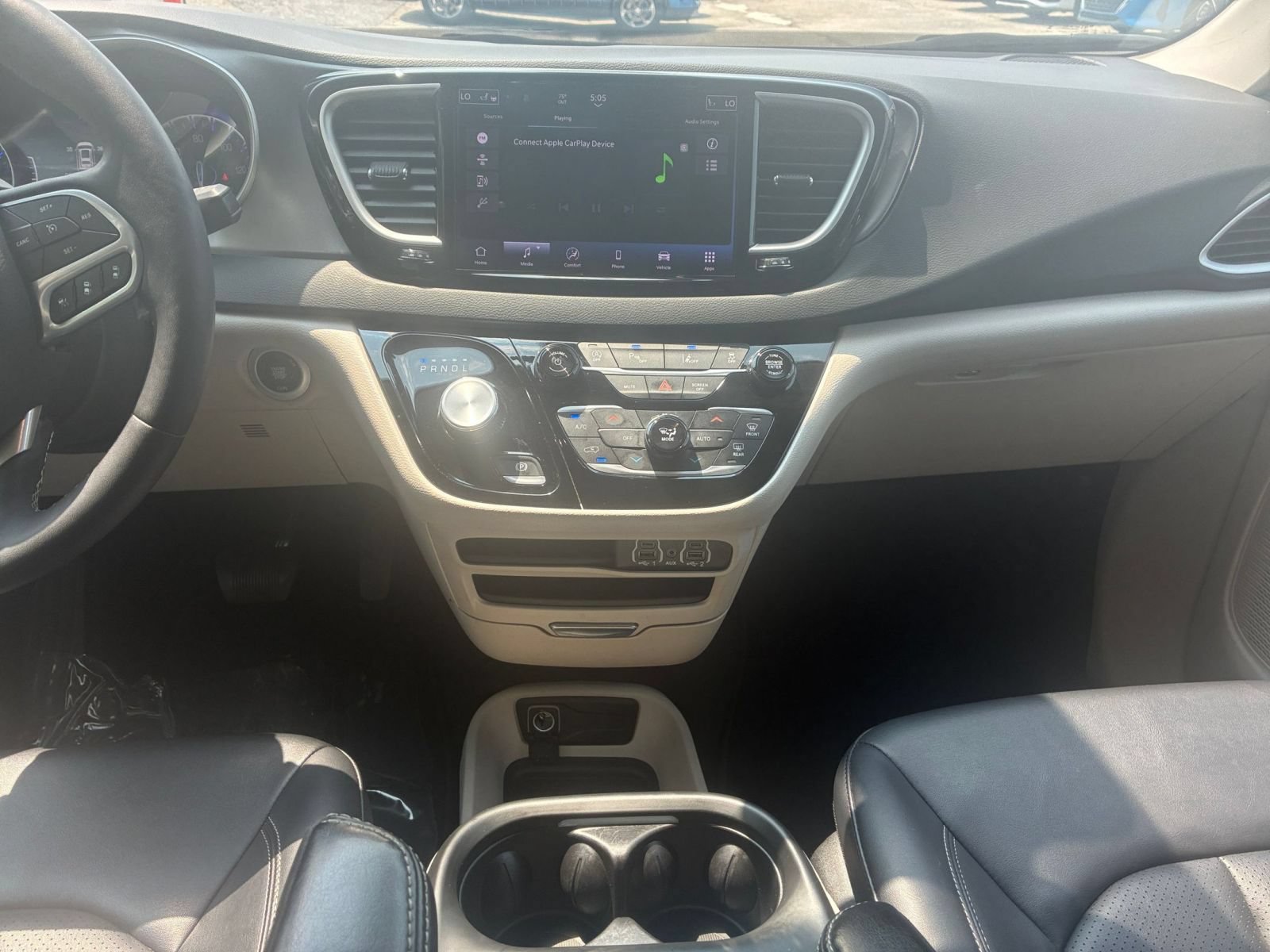 Used 2024 Chrysler Pacifica Touring-L FWD image 16