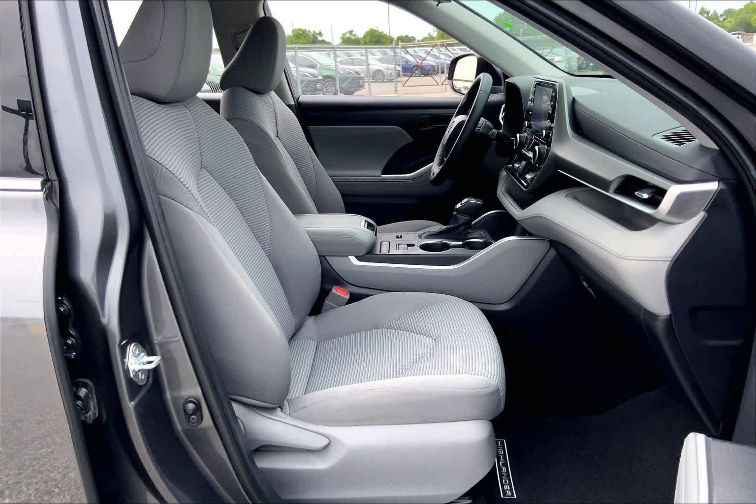 Used 2022 Toyota Highlander LE FWD image 9