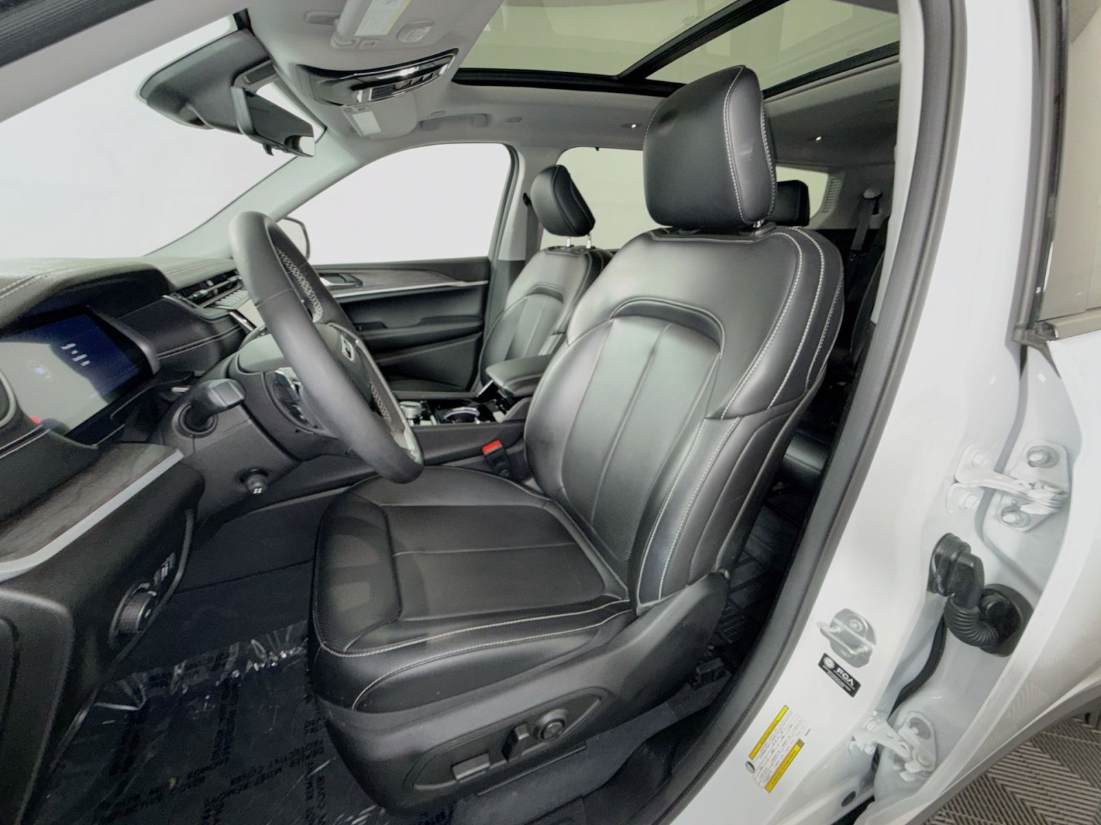 Used 2023 Jeep Grand Cherokee L Limited w/ Luxury Tech Group II AWD/4WD image 13