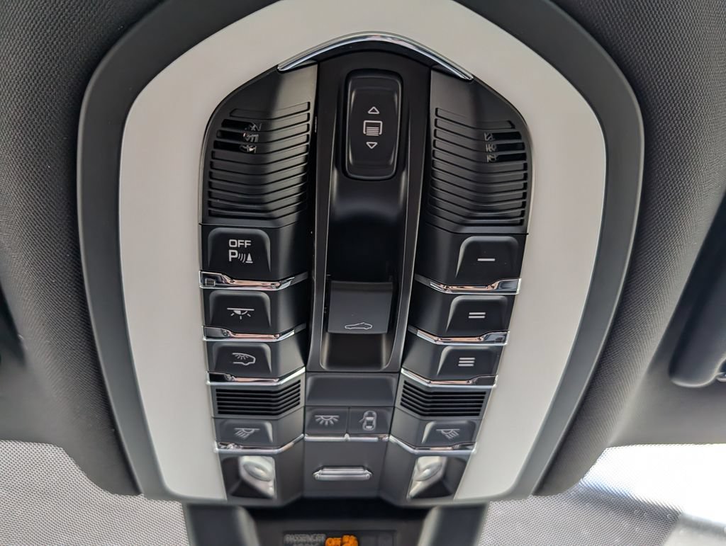 Certified 2025 Porsche Macan AWD/4WD image 30