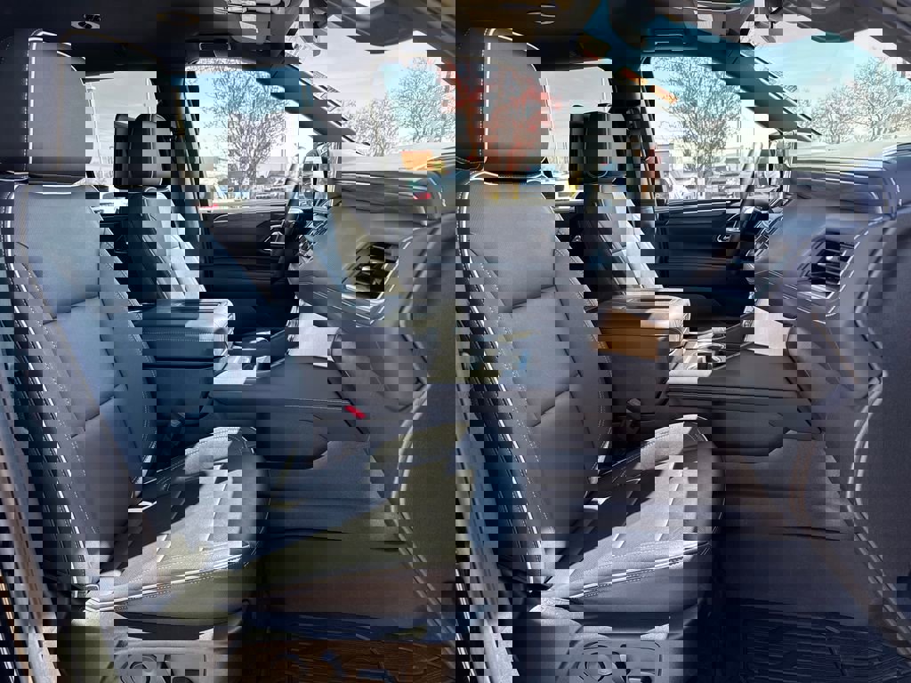 Used 2023 GMC Yukon SLT w/ SLT Luxury Package image 39