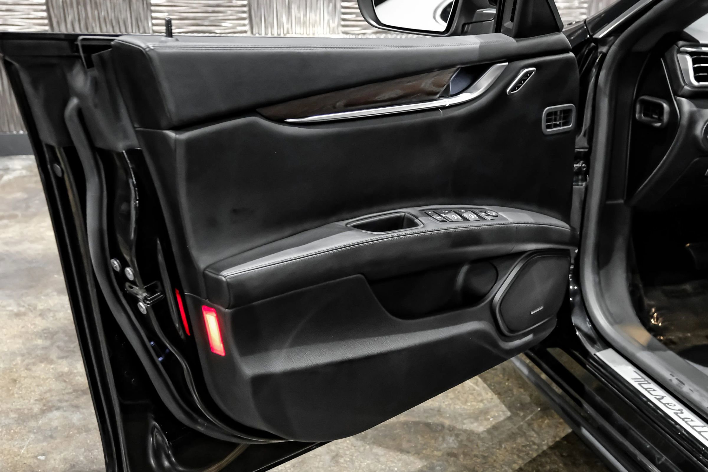 Used 2017 Maserati Ghibli w/ Luxury Package image 46