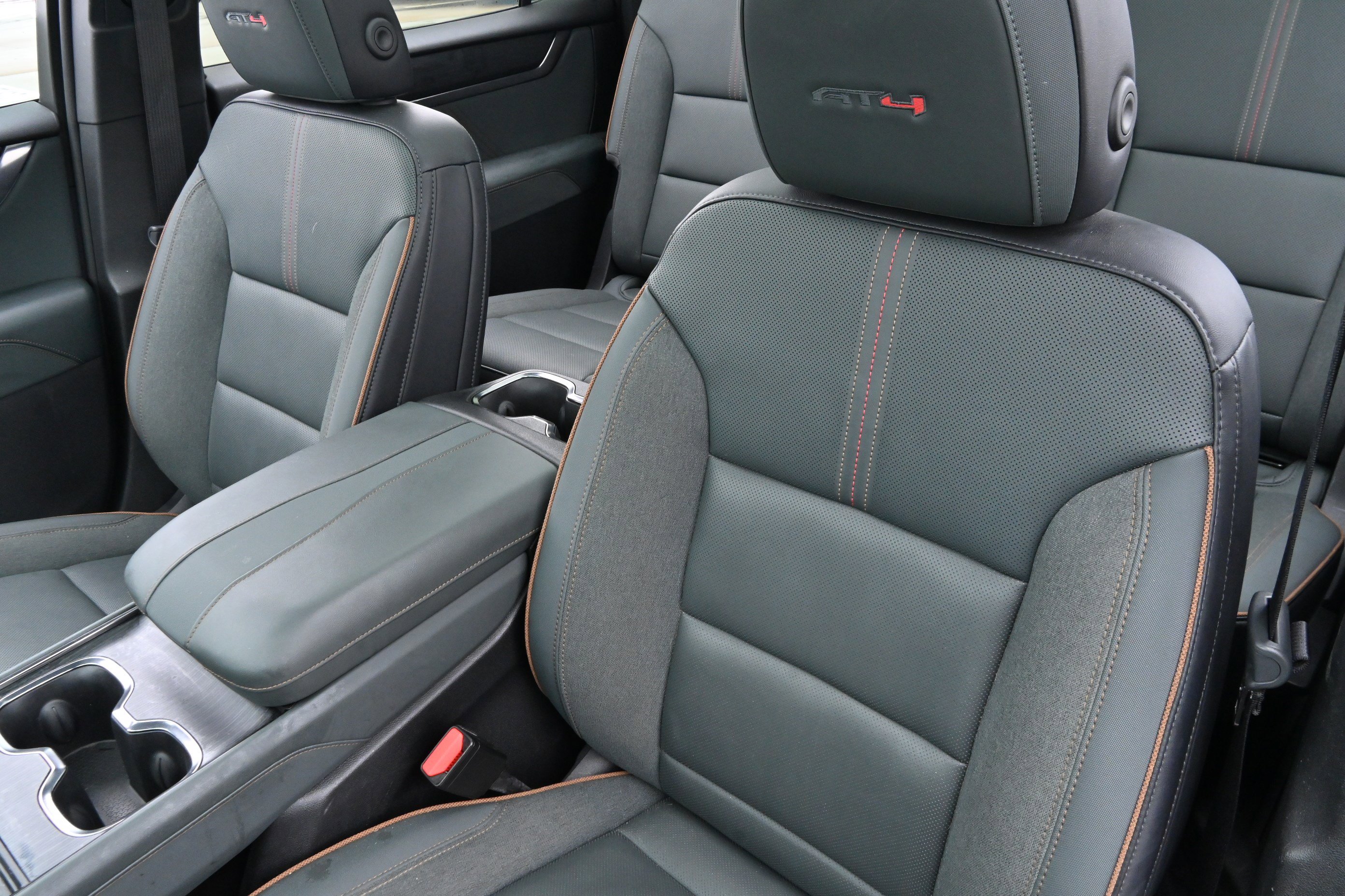 Used 2024 GMC Acadia AT4 w/ Luxury Package image 12