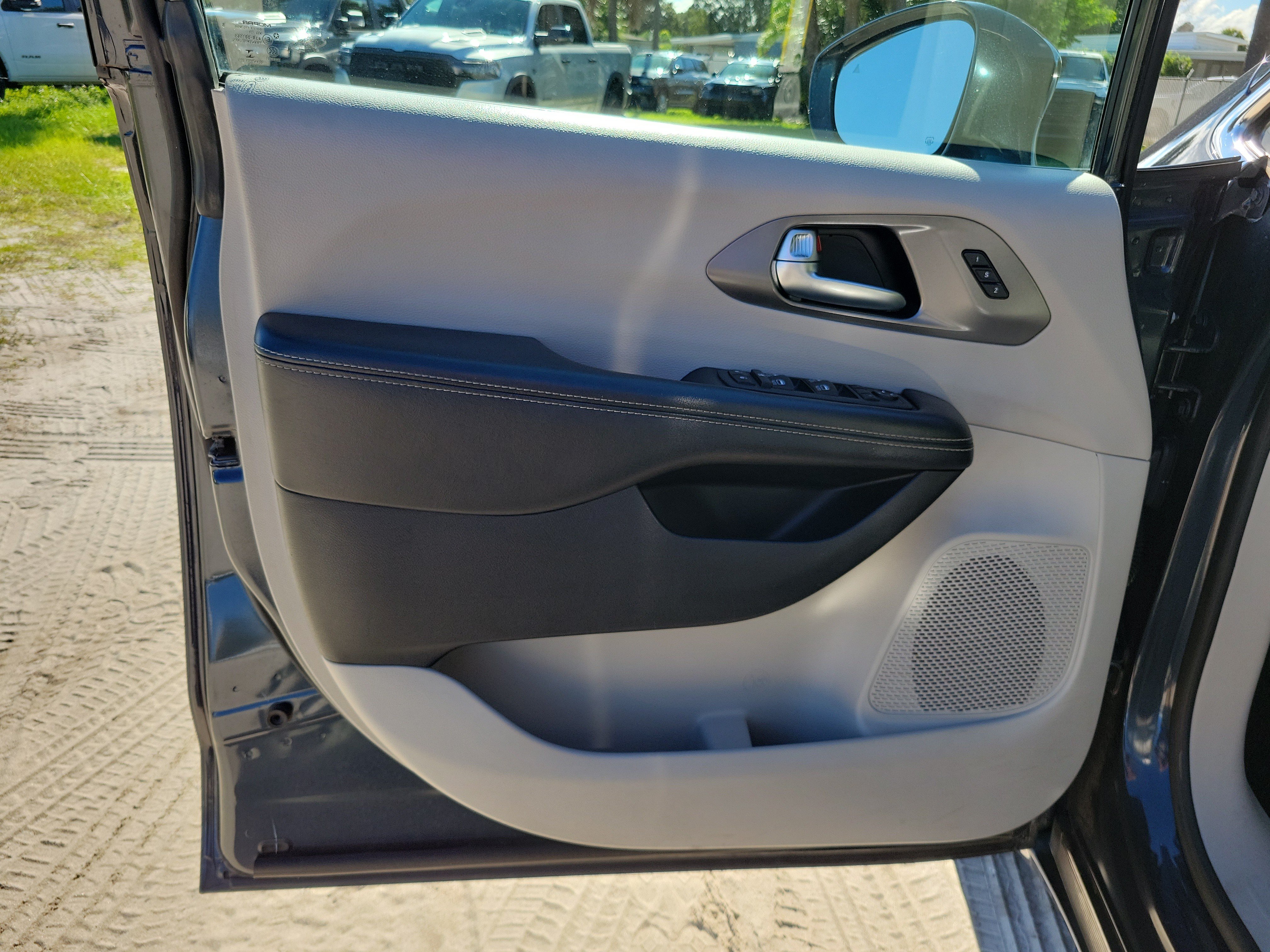 Used 2020 Chrysler Pacifica Touring-L Plus FWD image 14