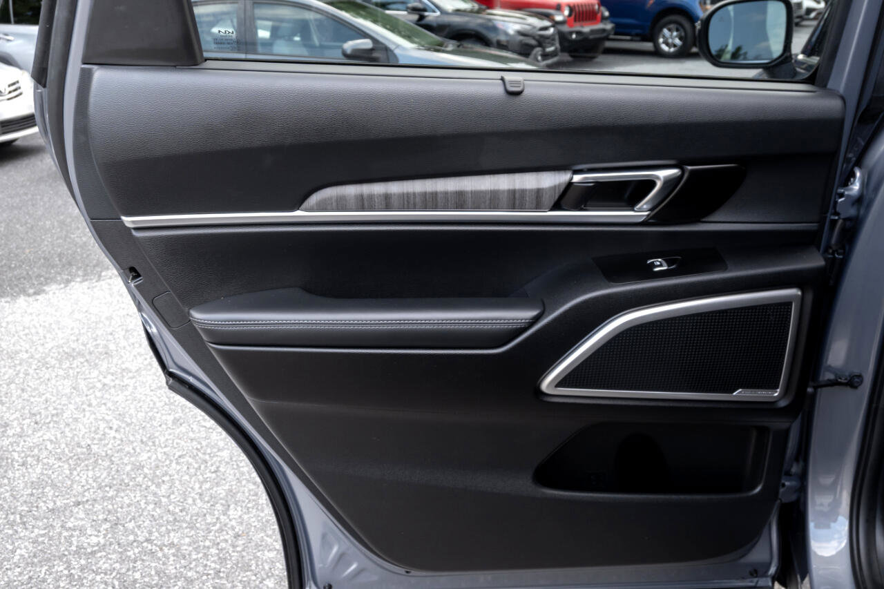 Used 2024 Kia Telluride EX w/ EX Captain's Chair Package image 19