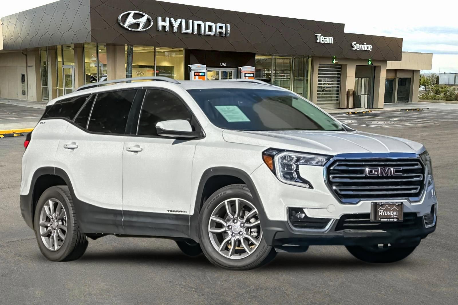 Used 2024 GMC Terrain SLT video 2