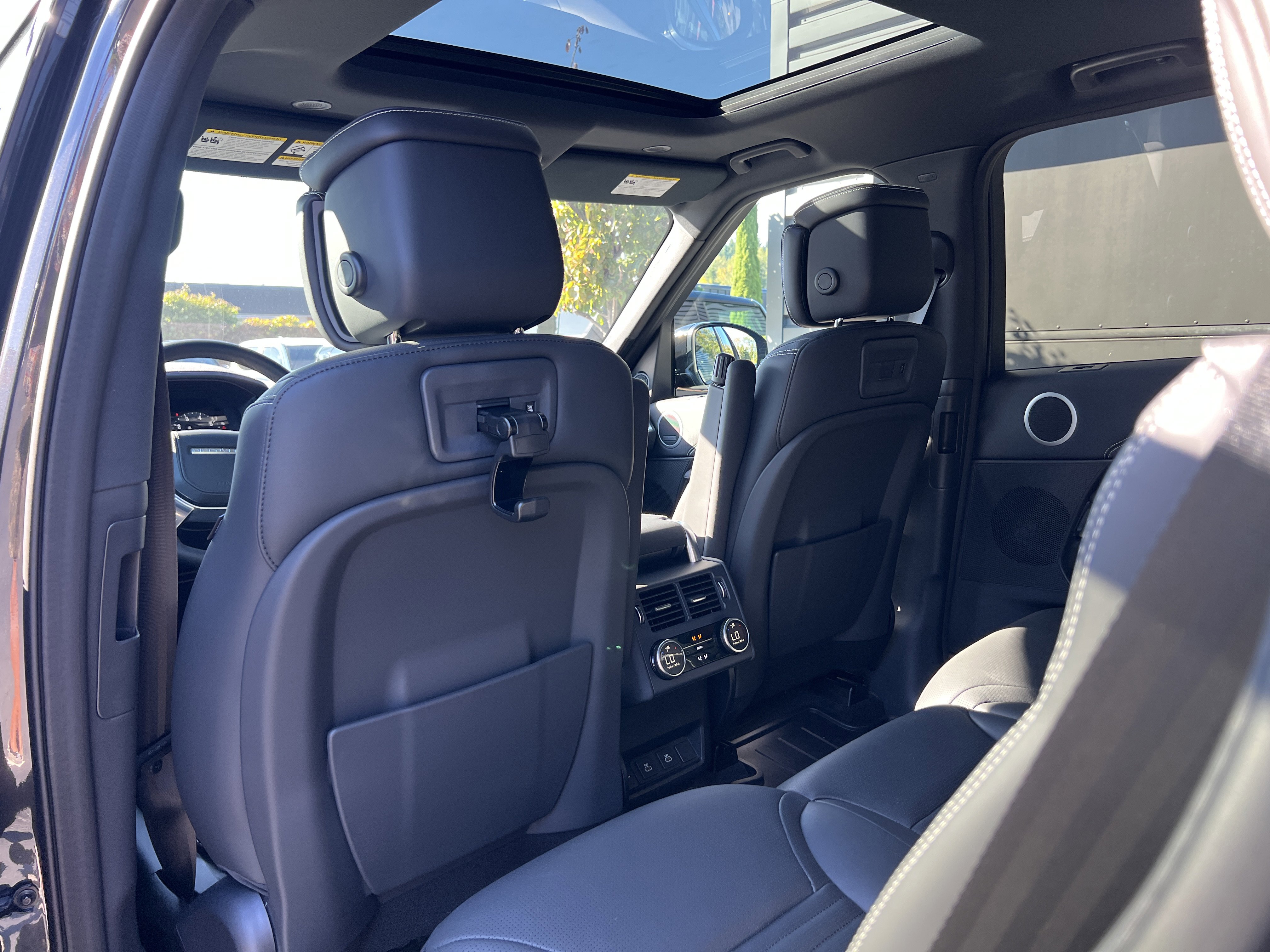 New 2024 Land Rover Discovery Dynamic SE image 14