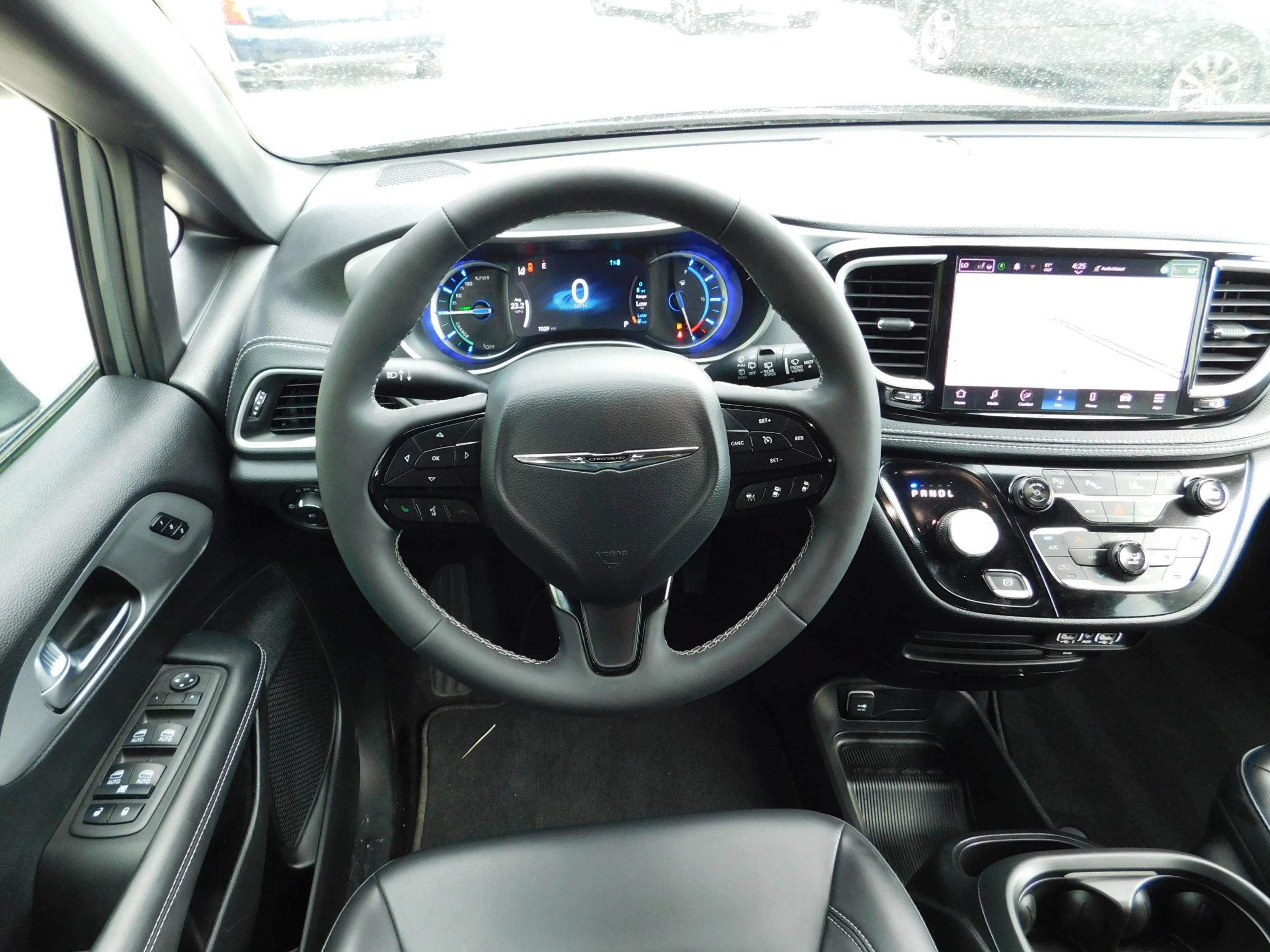 Used 2023 Chrysler Pacifica Touring-L w/ Uconnect Theater Family Group FWD image 17
