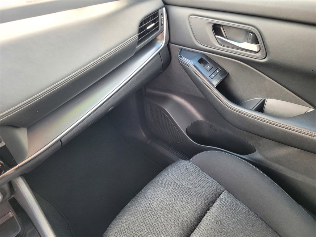 Used 2024 Nissan Rogue SV image 10