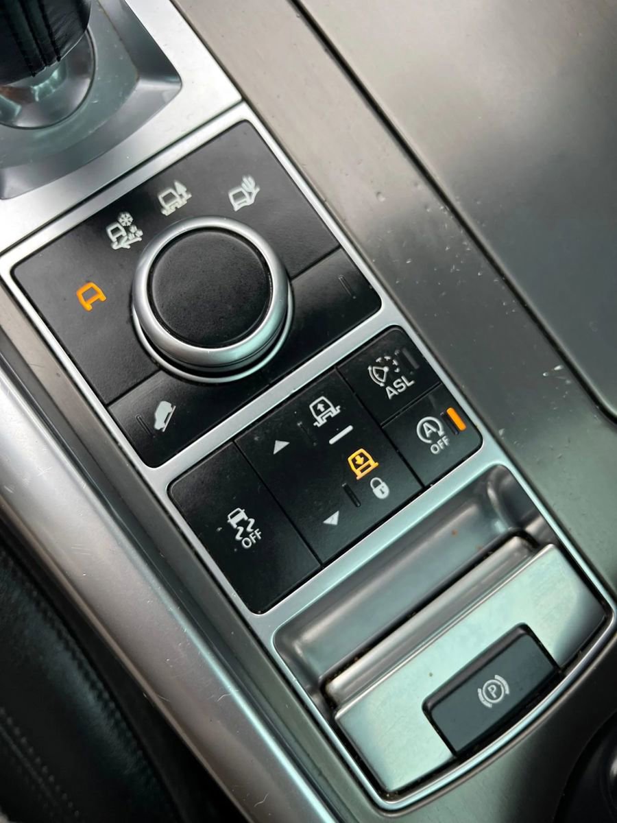 Used 2016 Land Rover Range Rover Sport SE image 16