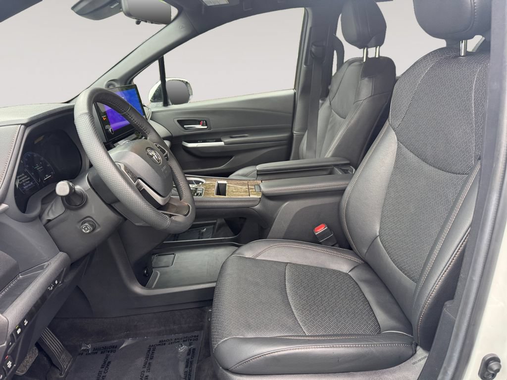Used 2025 Toyota Sienna Limited AWD/4WD image 9