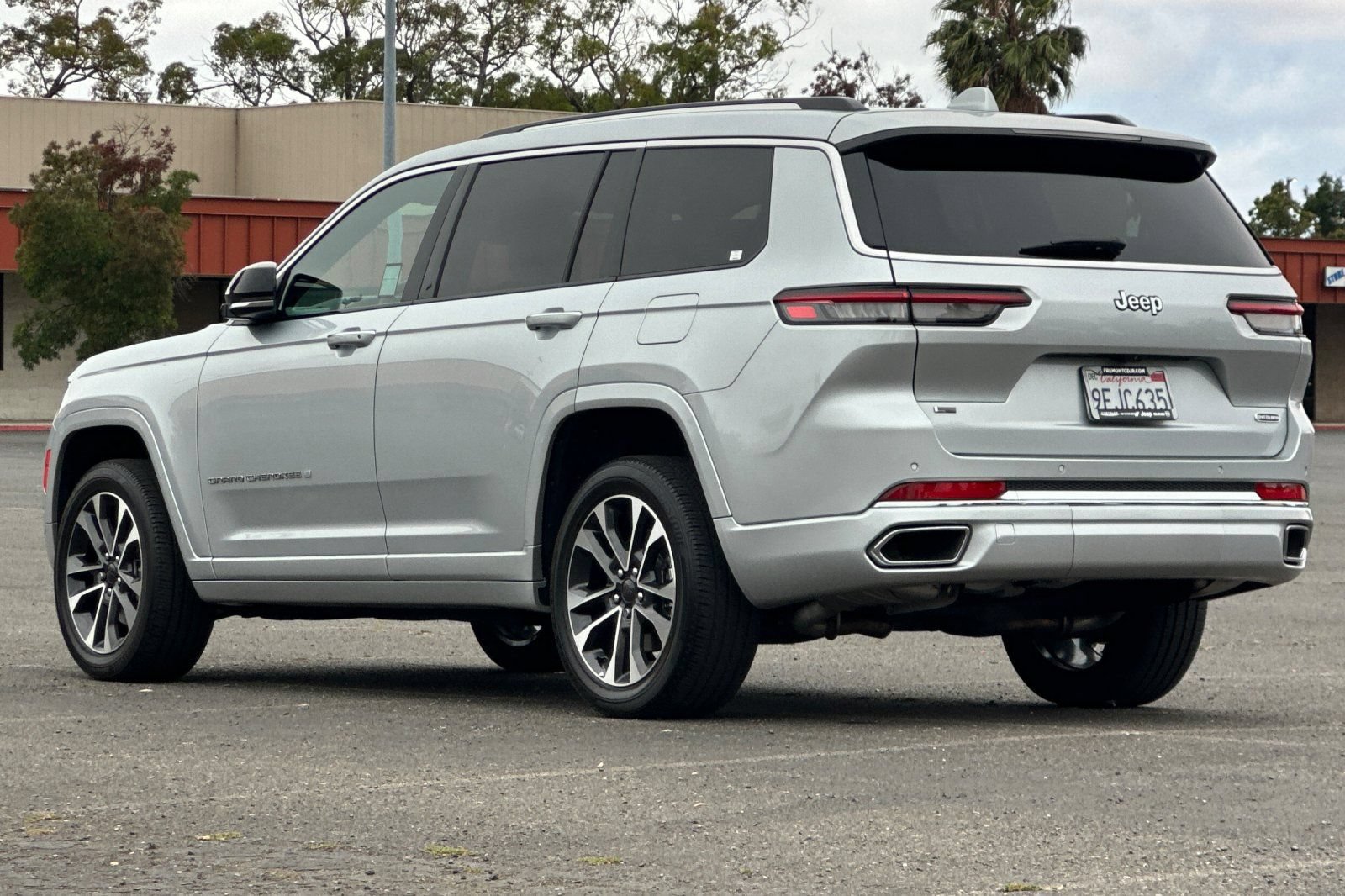 Used 2023 Jeep Grand Cherokee L Overland RWD image 5