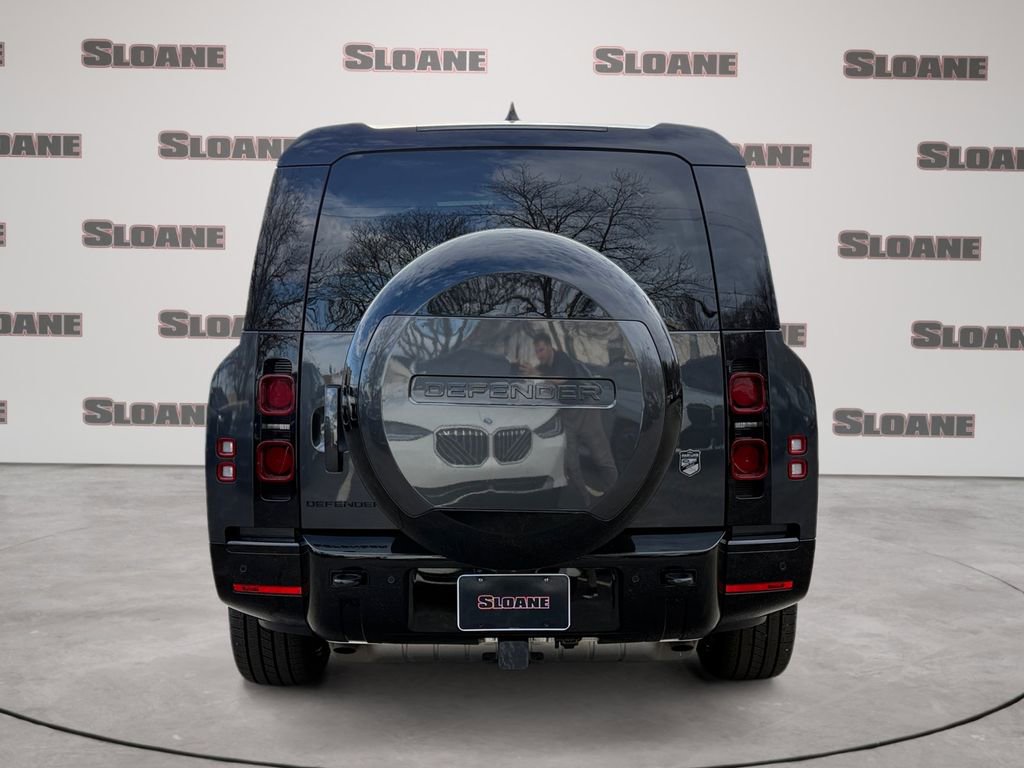 Used 2025 Land Rover Defender 130 X-Dynamic SE image 4