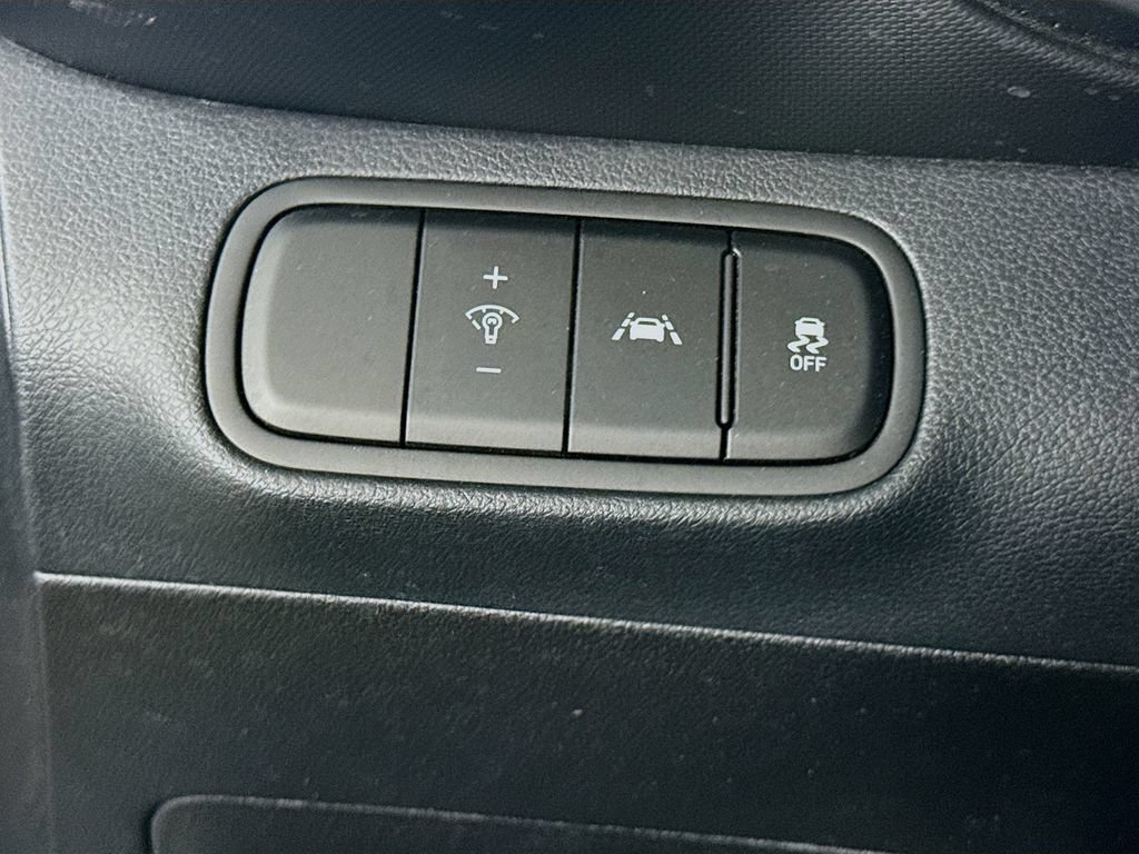 Certified 2021 Hyundai Venue SEL FWD image 18