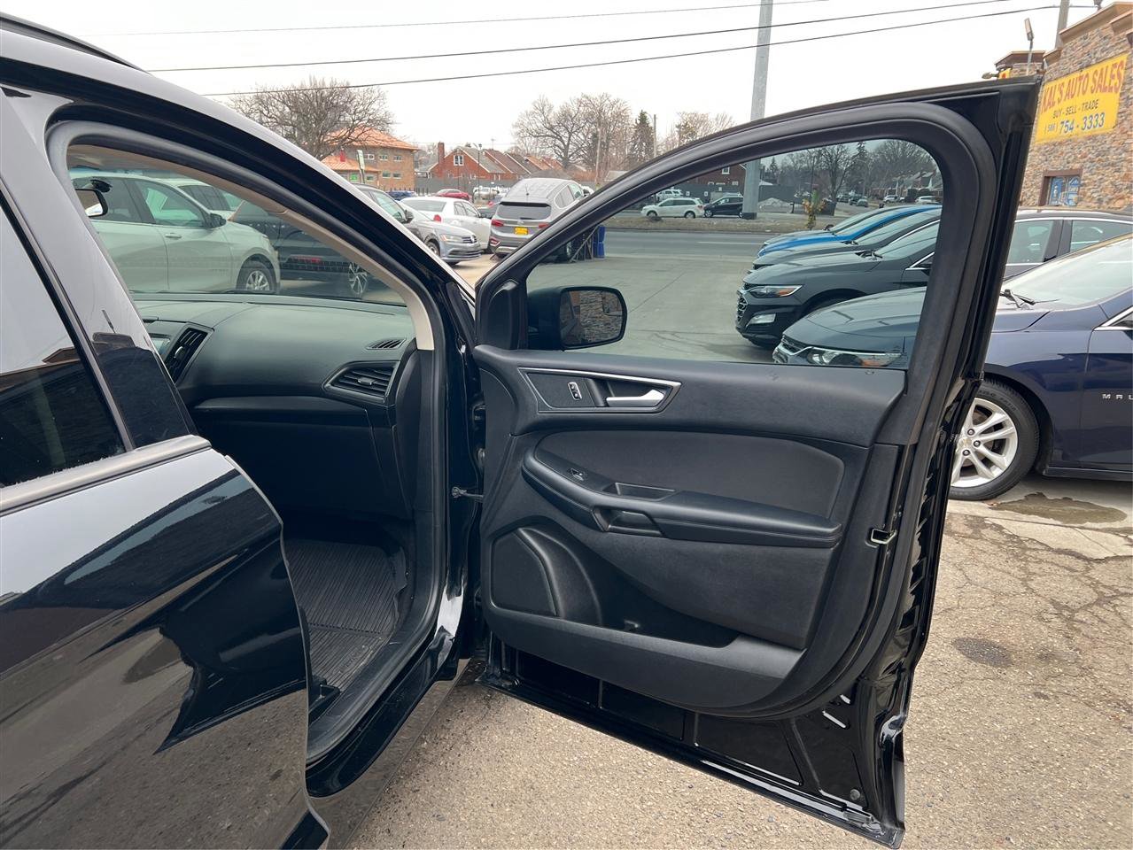 Used 2018 Ford Edge SE image 28