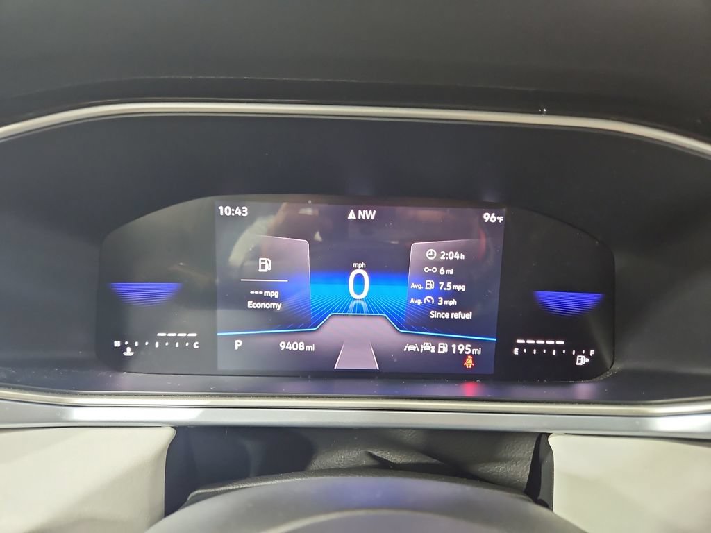 Used 2025 Volkswagen Taos SE w/ Panoramic Sunroof Package FWD image 18