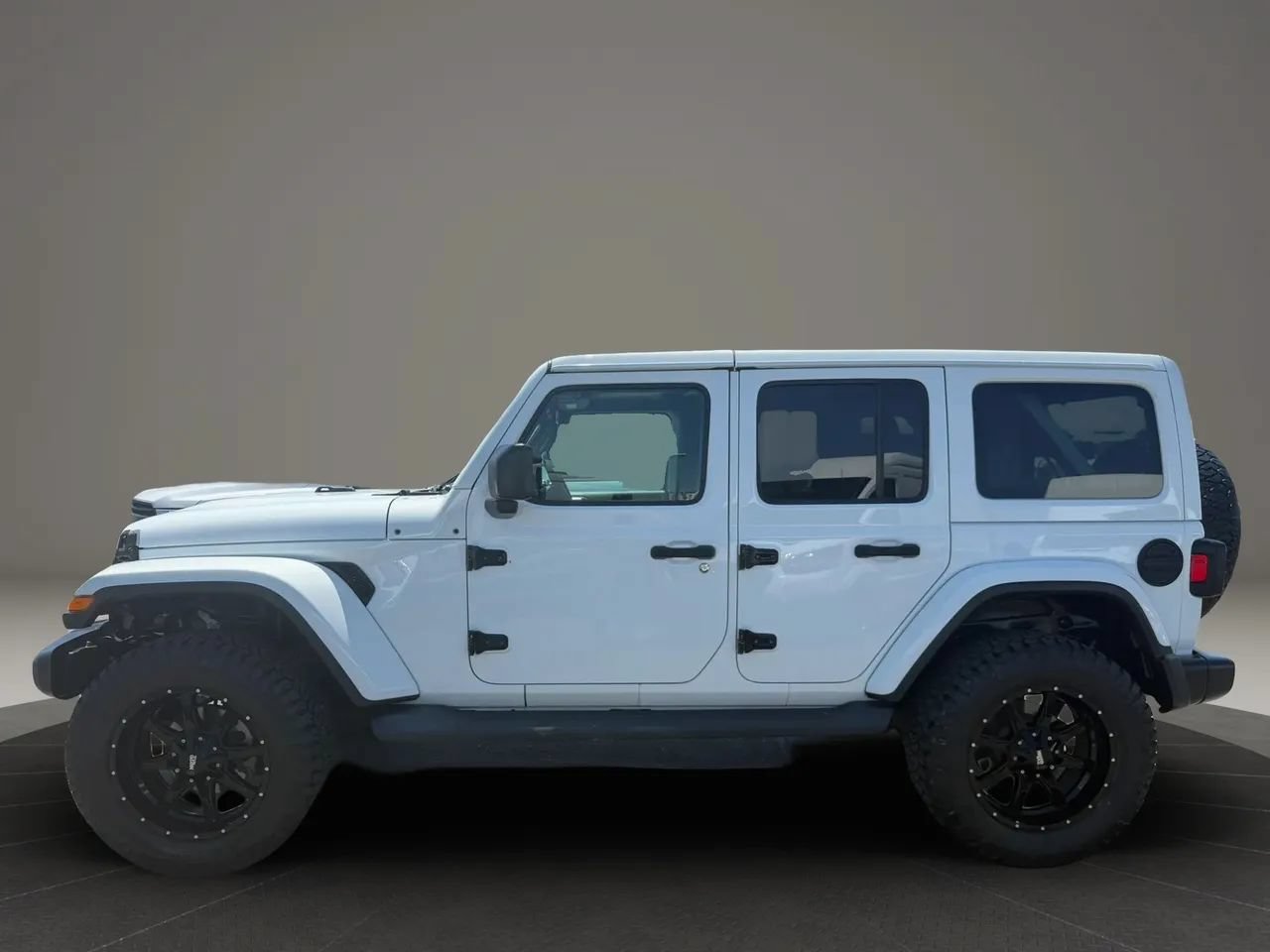 Used 2018 Jeep Wrangler Unlimited Sahara w/ Uconnect 4C Nav & Sound Group AWD/4WD image 3