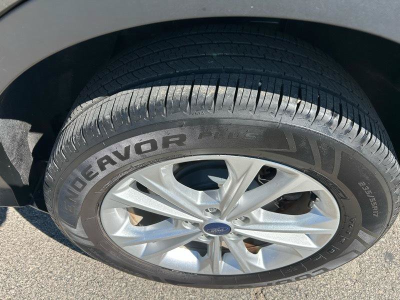 Used 2017 Ford Escape SE w/ Equipment Group 201A FWD image 8