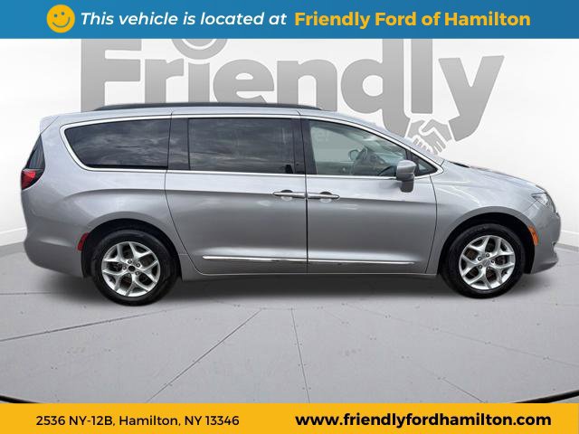 Used 2017 Chrysler Pacifica Touring-L w/ Tire & Wheel Group FWD image 10