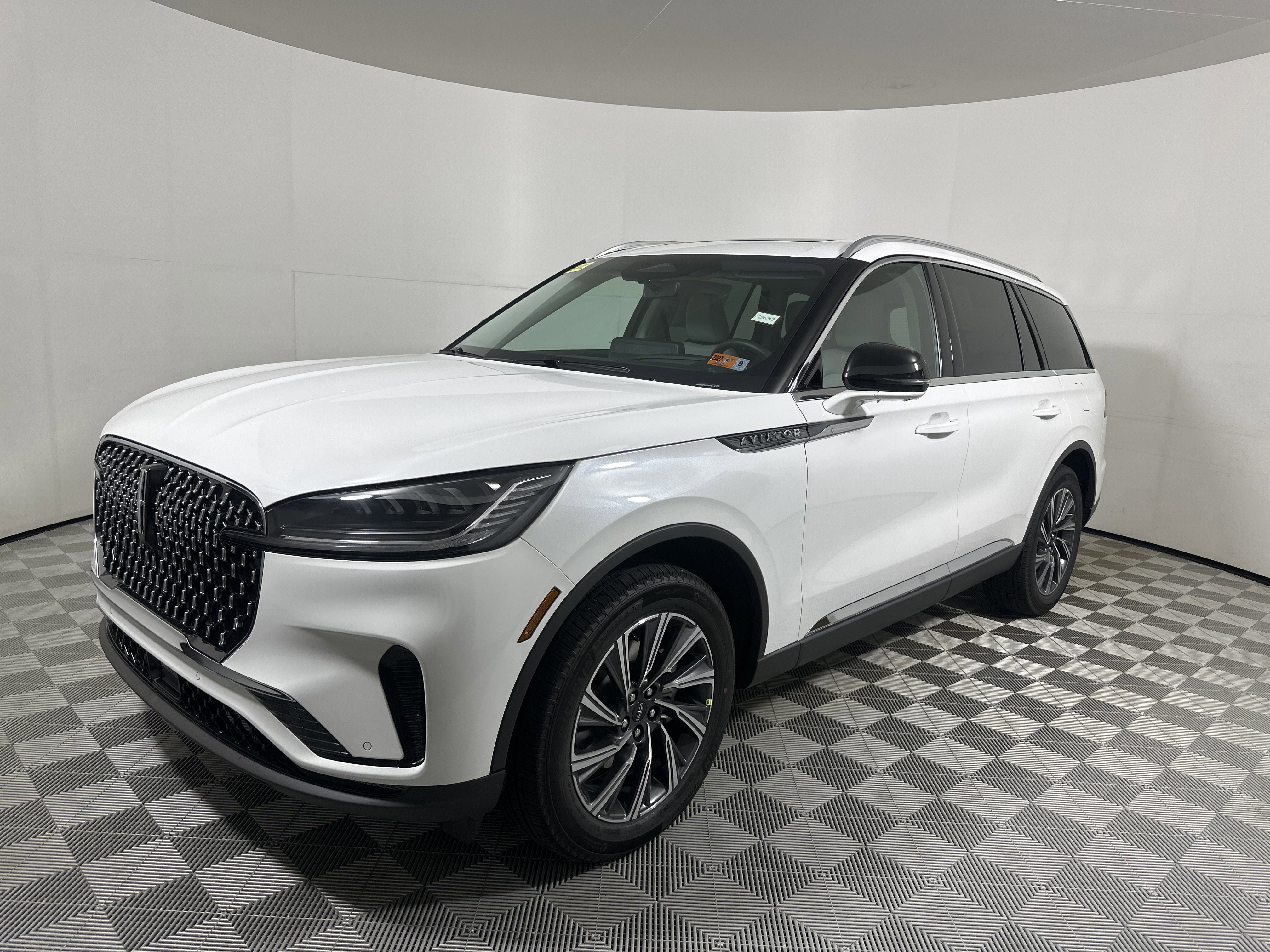 New 2025 Lincoln Aviator AWD image 3