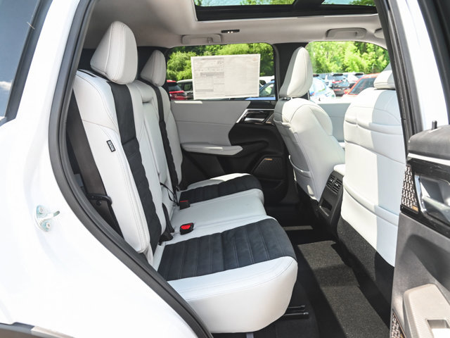 New 2025 Mitsubishi Outlander SE image 30