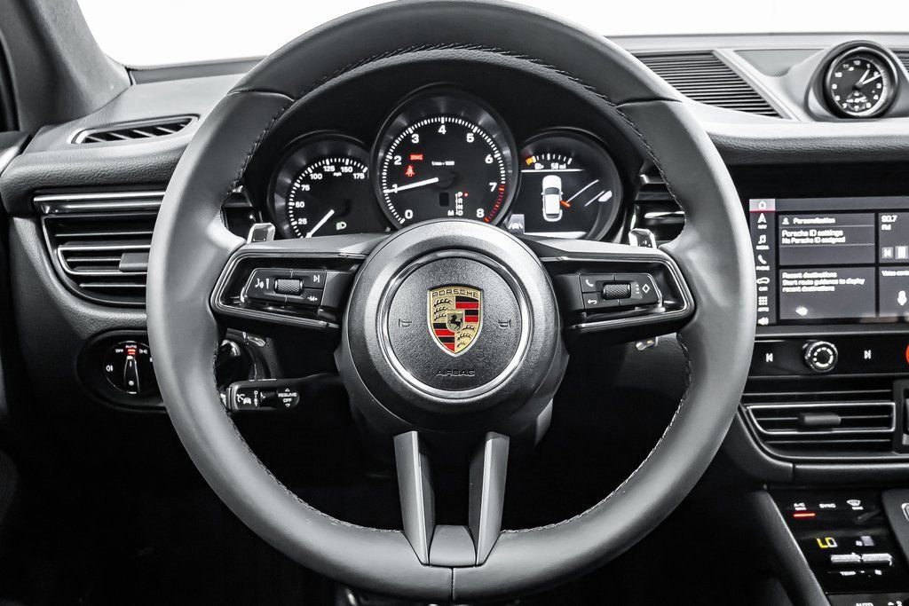Certified 2025 Porsche Macan image 14