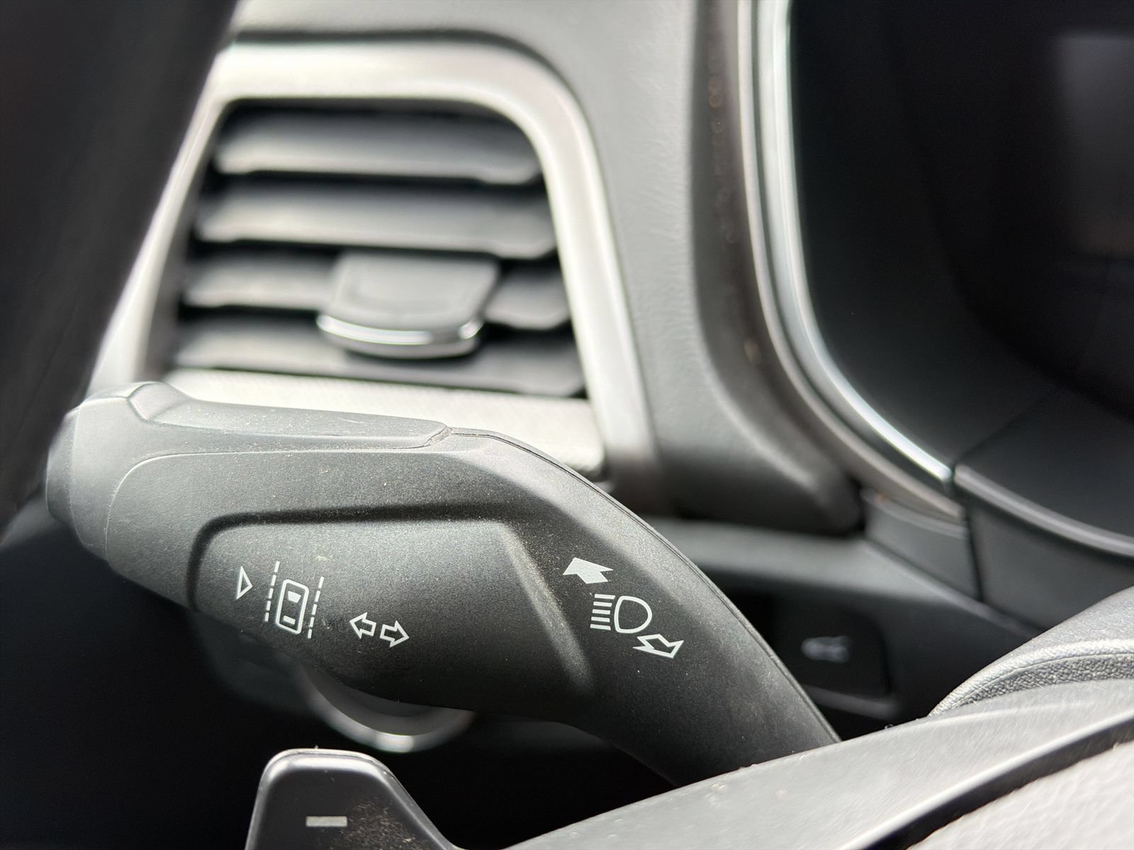 Used 2020 Ford Fusion SE FWD image 27