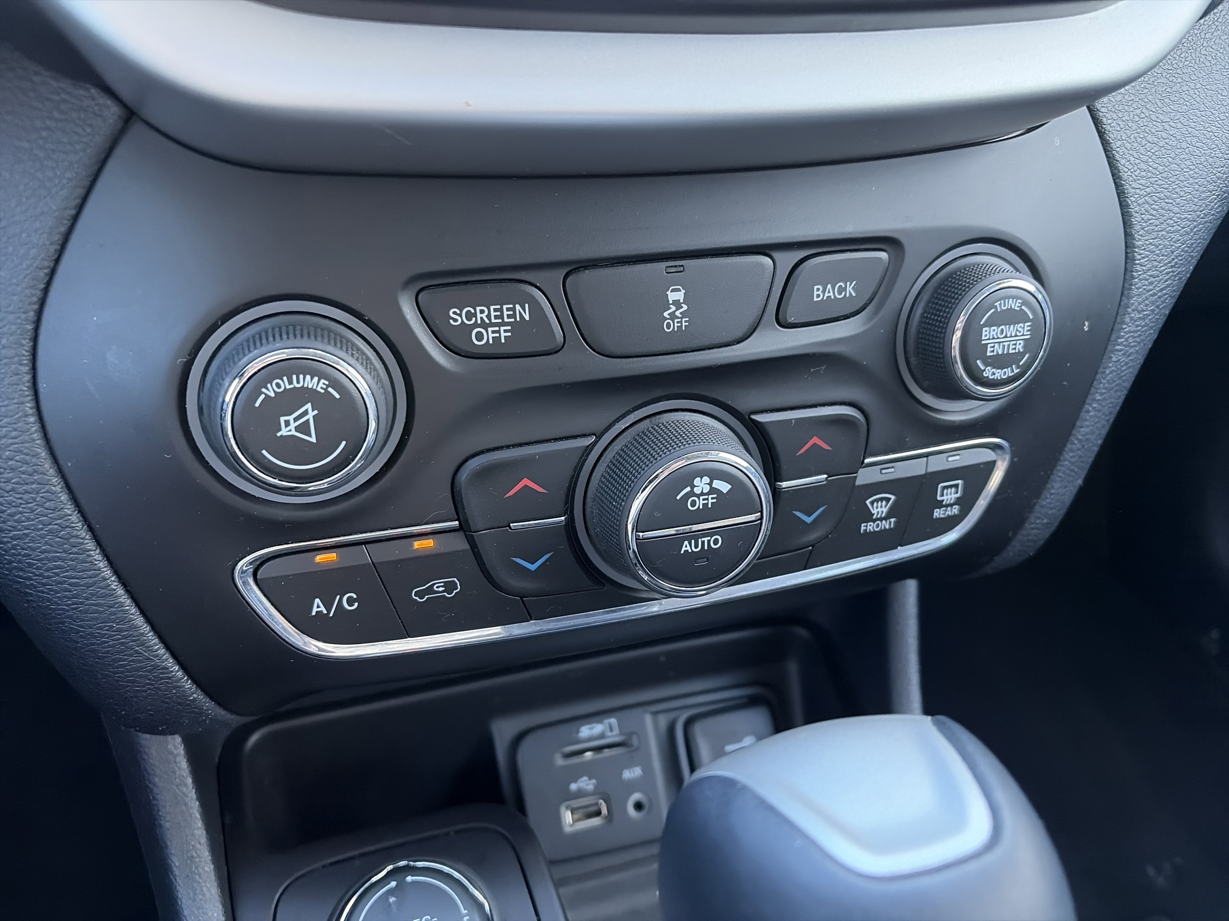 Used 2018 Jeep Cherokee Limited image 21