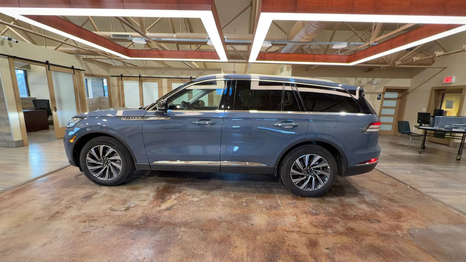 Used 2025 Lincoln Aviator AWD image 7