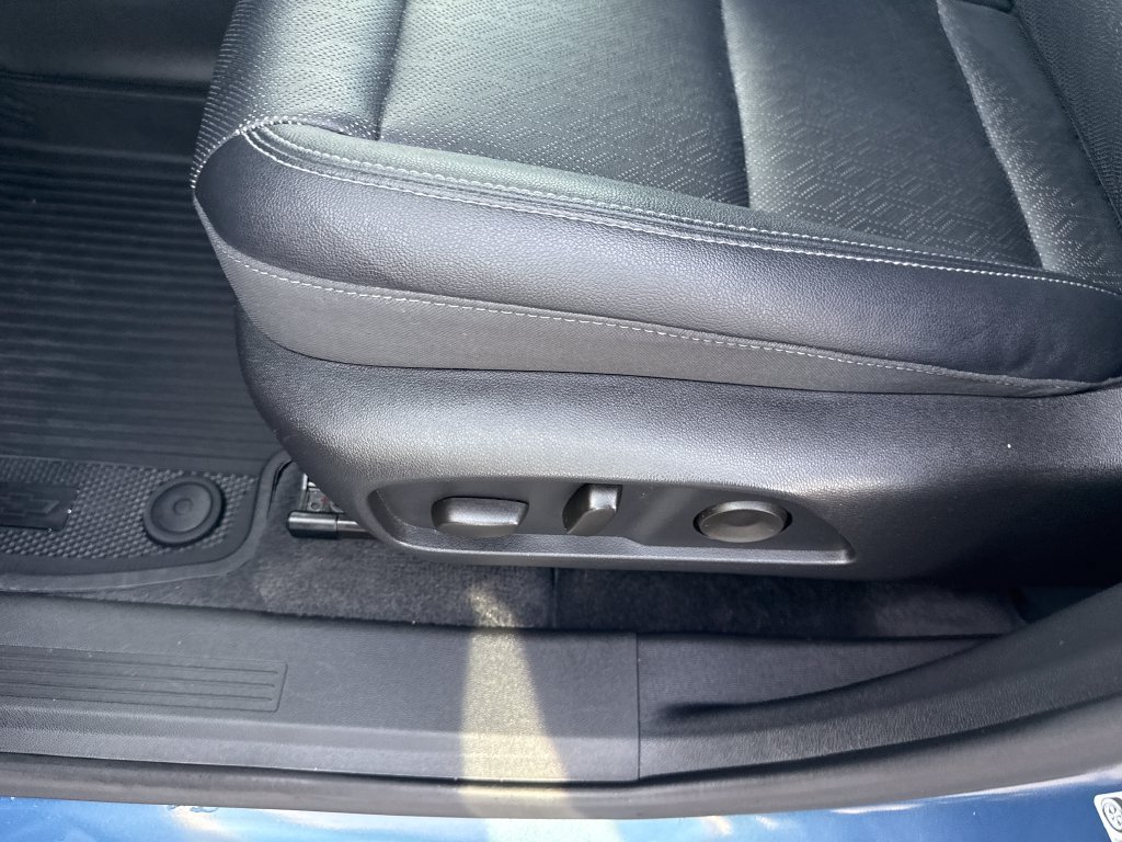 Used 2025 Chevrolet Equinox LT w/ Convenience Package II AWD/4WD image 11