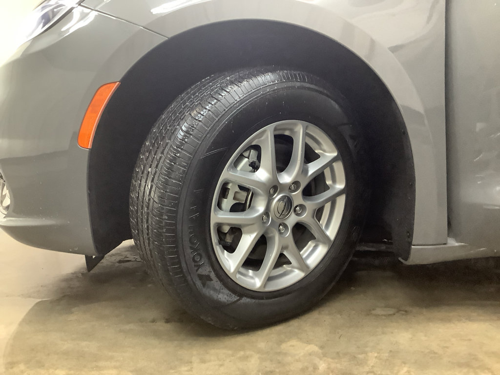 Used 2023 Chrysler Pacifica Touring-L image 24