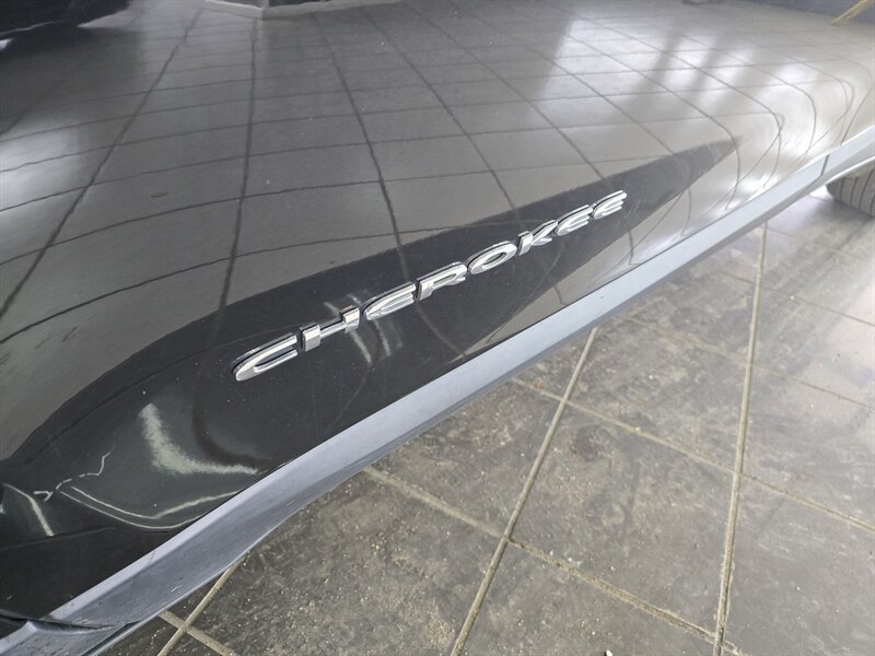 Used 2016 Jeep Cherokee Sport FWD image 28