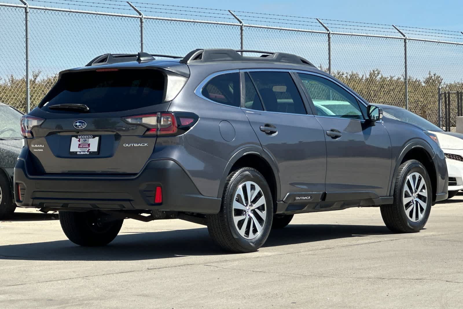 Used 2022 Subaru Outback Premium AWD/4WD image 3