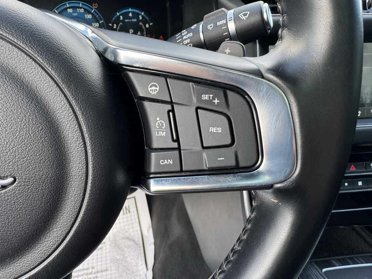 Used 2016 Jaguar XF S image 15