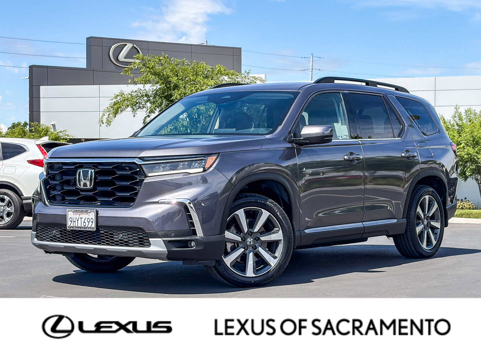 Used 2024 Honda Pilot Touring image 1