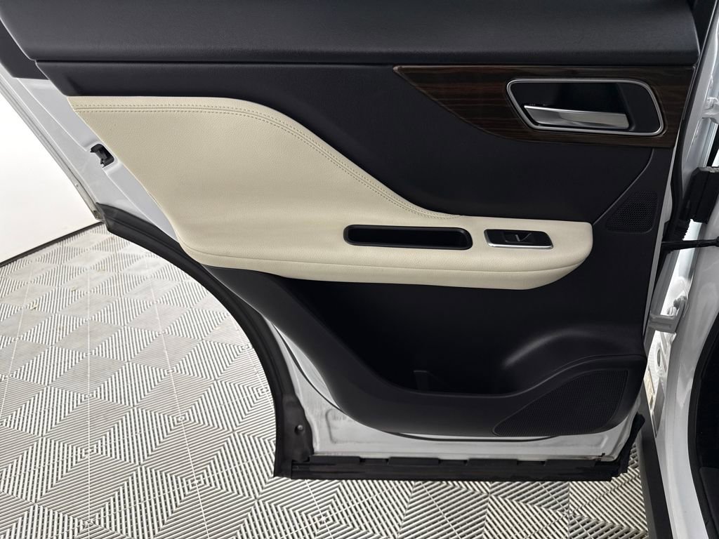 Used 2017 Jaguar F-PACE Prestige image 11