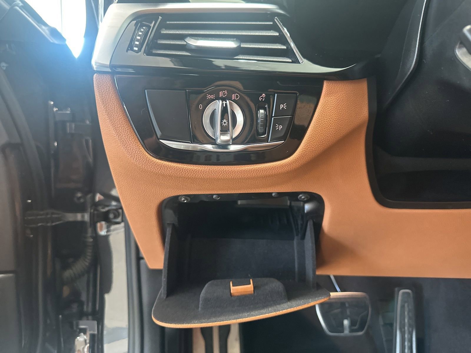 Used 2023 BMW M550i xDrive w/ Dynamic Handling Package image 17