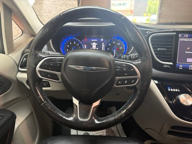 Used 2021 Chrysler Pacifica Touring-L FWD image 19