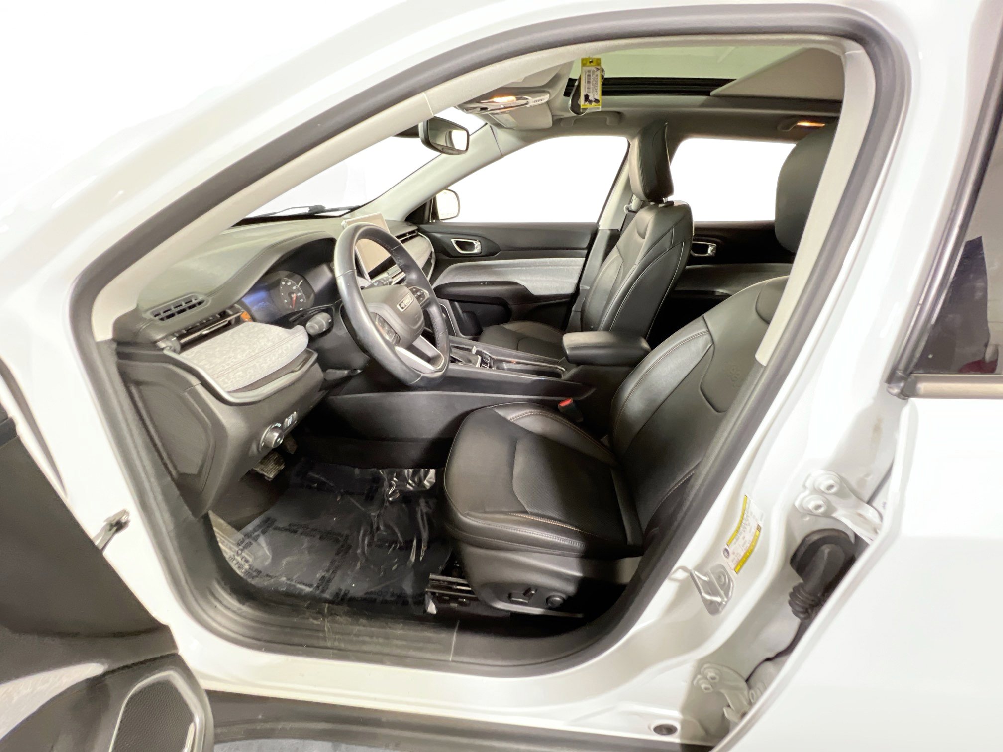 Used 2022 Jeep Compass Latitude w/ Sun and Sound Group AWD/4WD image 19