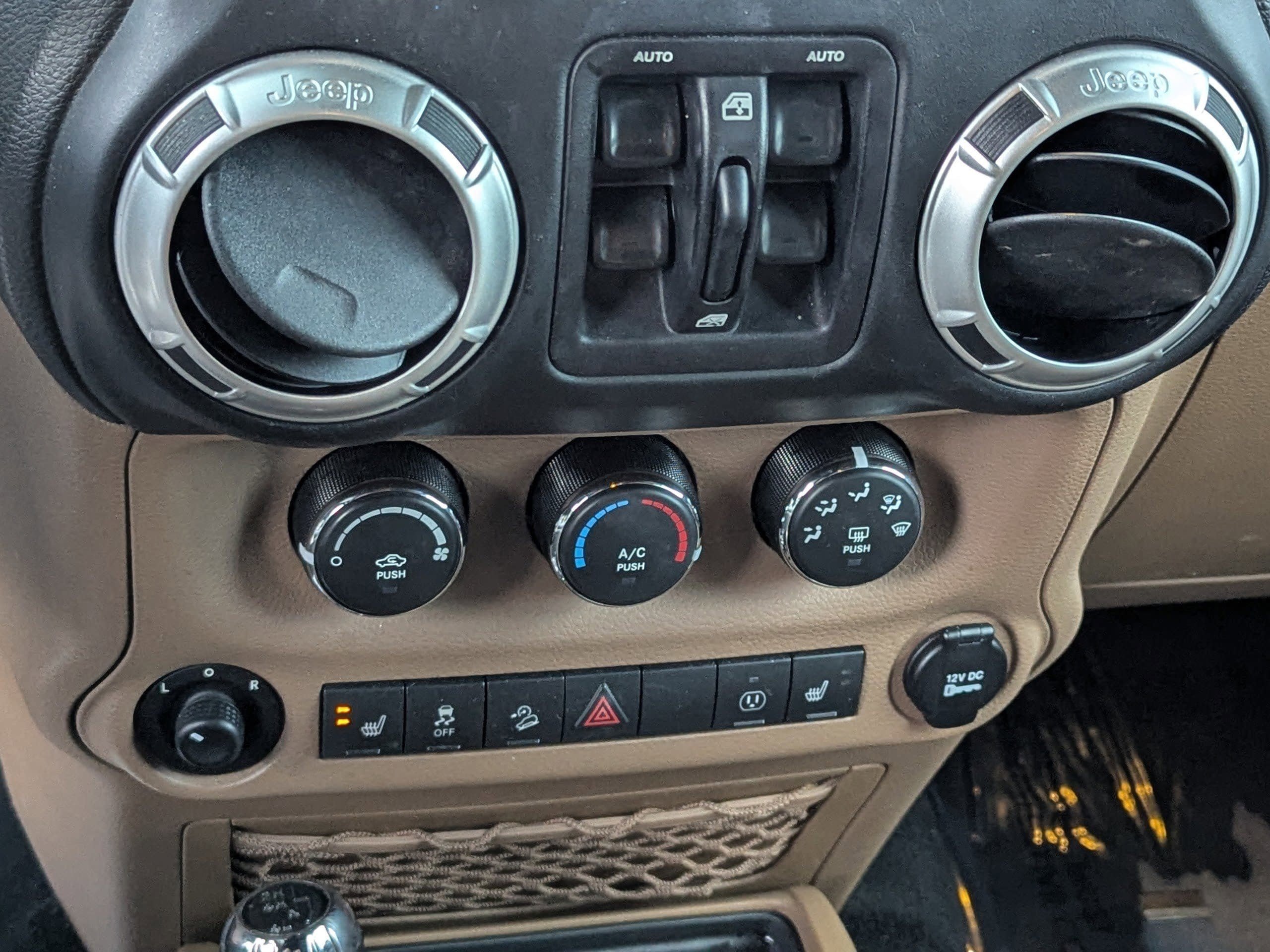 Used 2018 Jeep Wrangler Unlimited Sahara w/ Connectivity Group AWD/4WD image 20